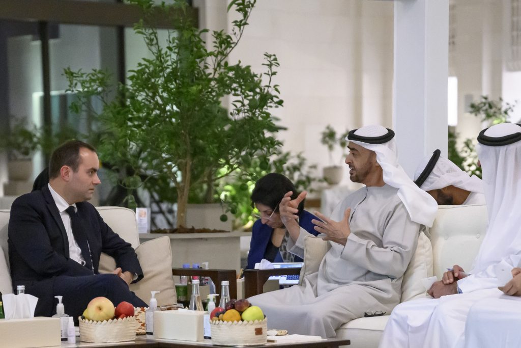 وزير القوات المسلحة الفرنسي يزور المستشفى الميداني بالعريش ويلتقى مع مصابي غزة 1 image1704033364