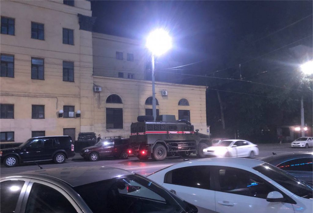 عمدة بيلجورود الروسية يدعو المواطنين للبقاء في منازلهم لوجود تهديد صاروخي على المدينة 1 image1704035643