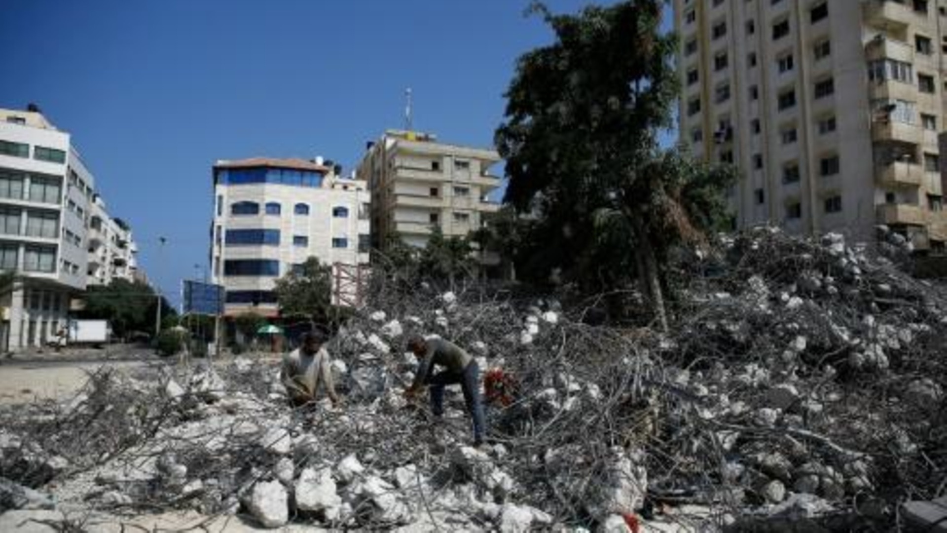 "الصحة الفلسطينية" تدعو لتحقيق دولي في تقارير بشأن دفن الاحتلال فلسطينيين أحياء في قطاع غزة 1 image doc fg6f91702750682