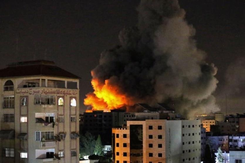 غارات عنيفة تستهدف "جباليا" وعشرات الشهداء والجرحى جراء القصف المتواصل على قطاع غزة 1 img 14761703057103