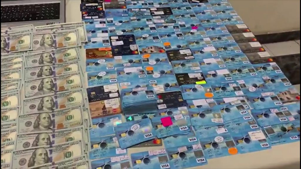 ضبط 5 أشخاص لقيامهم بالاتجار بالنقد الأجنبي خارج نطاق السوق المصرفي بجنوب سيناء والغربية 1 maxresdefault1703846583