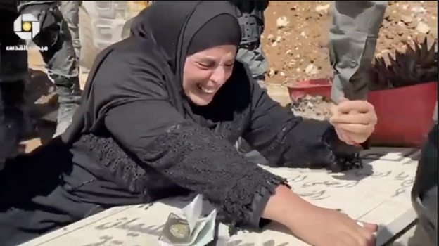 استشهاد أم فلسطينية وابنتها برصاص قناصة الاحتلال الإسرائيلي بكنيسة العائلة المقدسة في غزة 1 p0b0ns5c1702737184