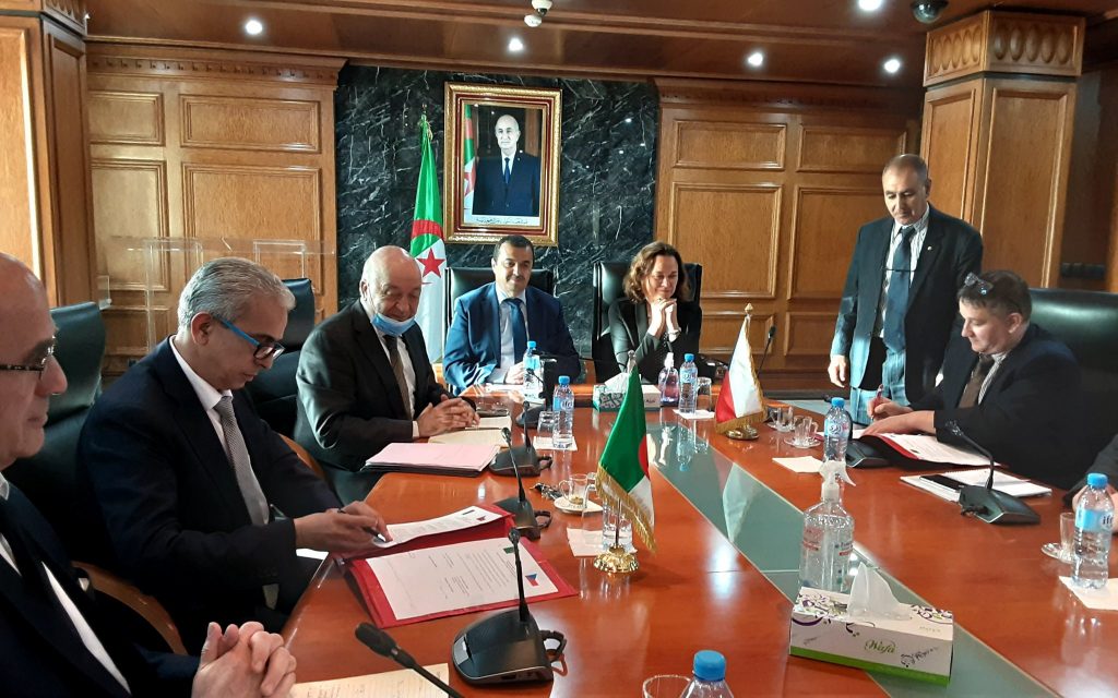 مباحثات "جزائرية - صينية" لتعزيز التعاون في المجال المنجمي والمعدني 1 twafq jzayry tshyky ly tkthyf altawn althnayy fy almjal almnjmy1703634363
