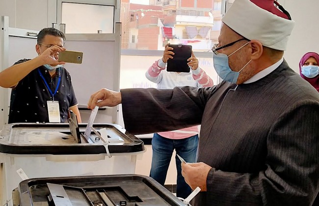 مفتي الجمهورية يدعو المصريين بالخارج للمشاركة الإيجابية في الانتخابات الرئاسية باعتبارها واجب وطني 1 تصويت مفتى الجمهورية1701422223