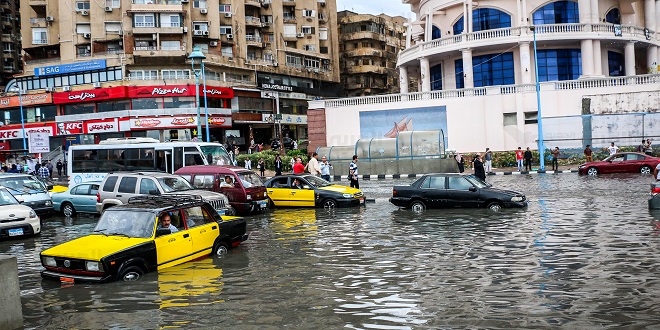 سقوط أمطار على الإسكندرية تزامنا مع نوة "أنواء قاسم" واستمرار حركة الملاحة بالميناء 1 صور لغرق الاسكندرية 91701844923