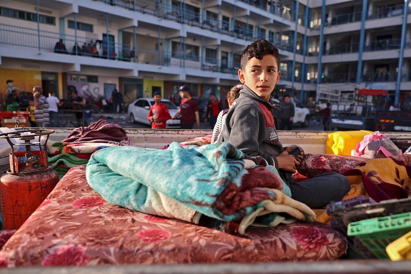 فلسطين غزة فلسطينيون يلجأون الى احدى مدارس الانروا بعد تدمير مساكنهم1704044583