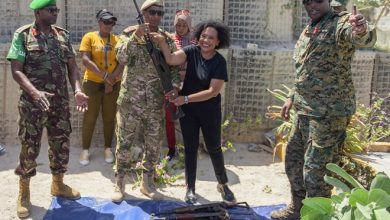 قوات الاتحاد الافريقي تسلم الجيش الصومالي أسلحة تم الاستيلاء عليها من حركة الشباب31702812903