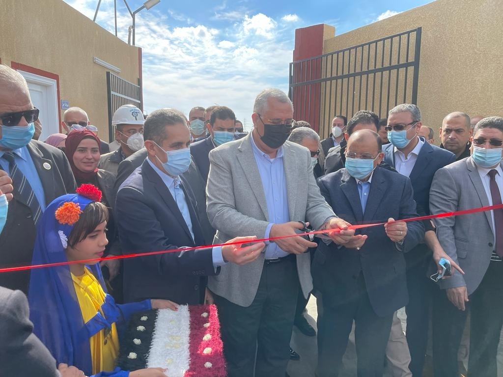 وزيرا التنمية المحلية و الزراعة ومحافظ بورسعيد يفتتحون المركز التكنولوجي بحي المناخ 1 وزير الزراعة يفتتح1703607062