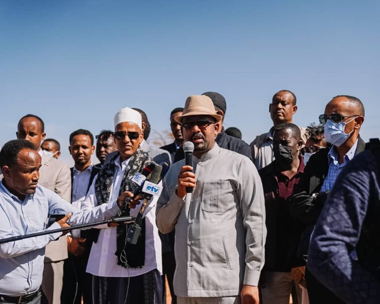 الحكومة الأمريكية تؤكد معارضتها للانتهاك الإثيوبي لسيادة الأراضي الصومالية 1 رئيس الوزراء الإثيوبي يصل عاصمة الإدارة الصومالية لتفقد المناطق المتضررة من الجفاف صور
