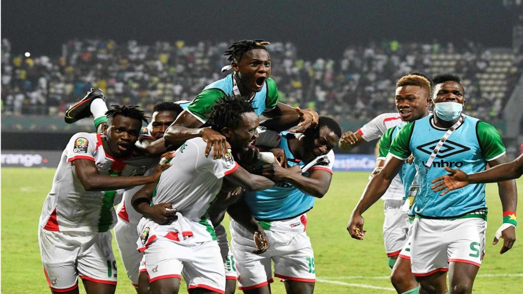 منتخب أنجولا أول المتأهلين لربع نهائي كأس أمم إفريقيا بفوزه على ناميبيا 3-0 1 فرحة لاعبي المنتاخب البوركينابي1706382183