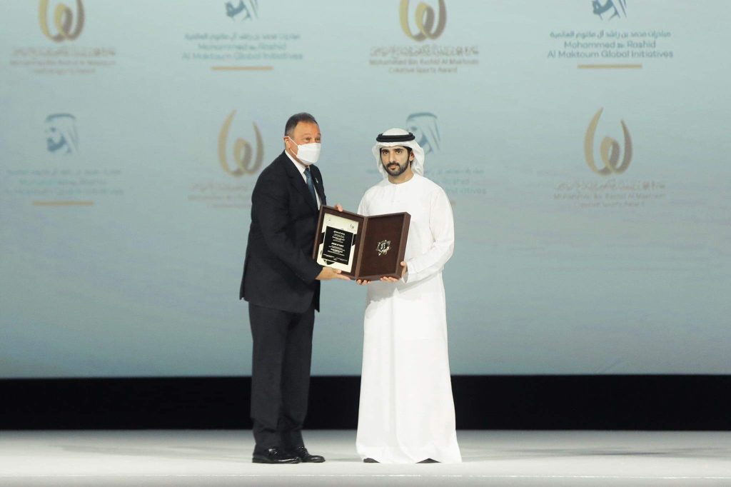 وزير الرياضة يهنئ هنا جودة بجائزة محمد بن راشد آل مكتوم للإبداع الرياضي 1 لحظة استلام الجائزة1704892807