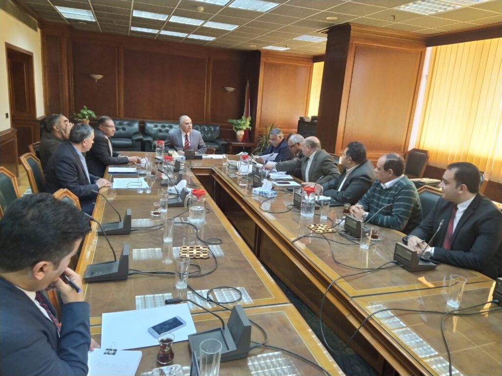 وزير الري يكرم عددا من العاملين المشاركين في بناء السد العالي 1 وزير الري والسد العالي scaled1705942144
