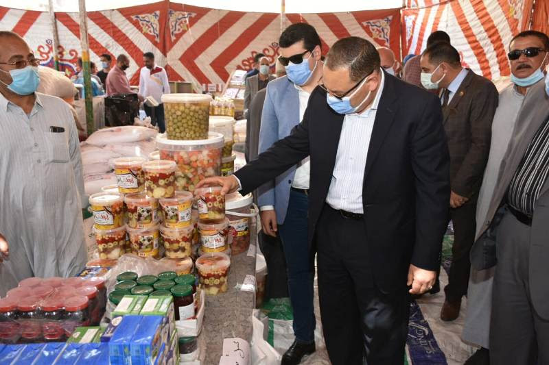 محافظ الشرقية: إقامة معارض "أهلا رمضان" بمختلف المراكز والمدن لمواجهة ارتفاع الأسعار 1 104209 محافظ الشرقية يتفقد منتجات المخللات بالمعرض1706717043