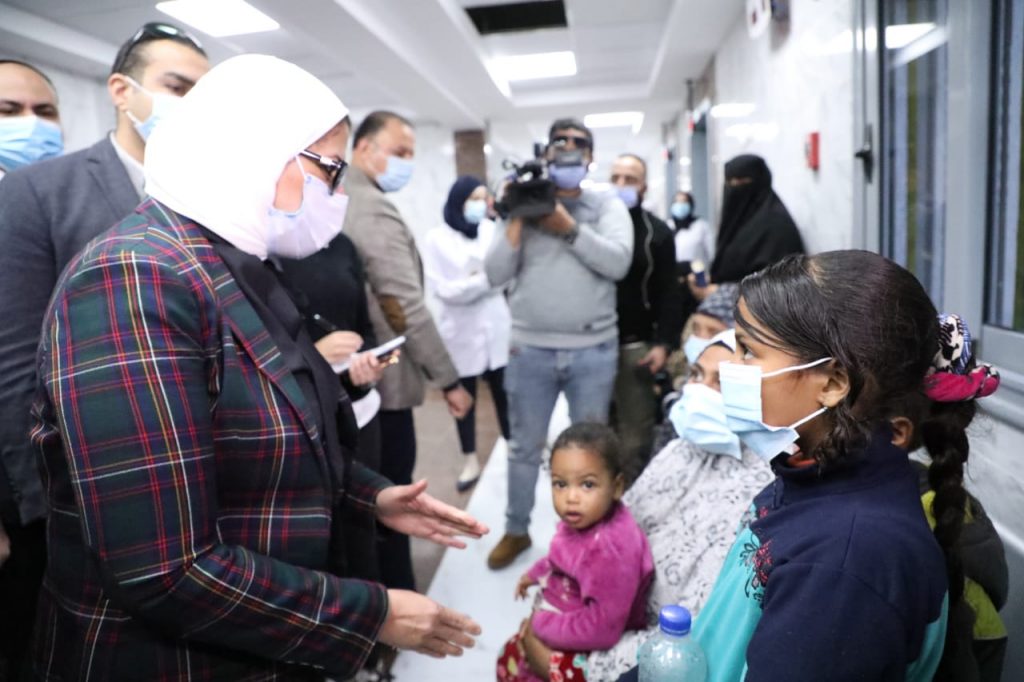 وزير الصحة يوجه بتكثيف الخدمات المقدمة للمواطنين بالبحيرة من خلال الهيئة العامة للتأمين الصحي 1 114273 وزيرة الصحة خلال الجولة1706035924