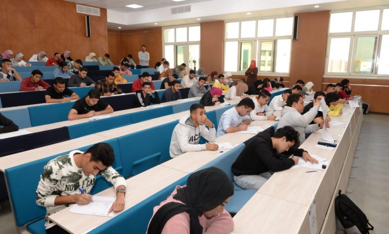 126960 رئيس جامعة المنصورة يتفقد امتحانات منتصف الفصل الدراسي الأول (4)1704127683