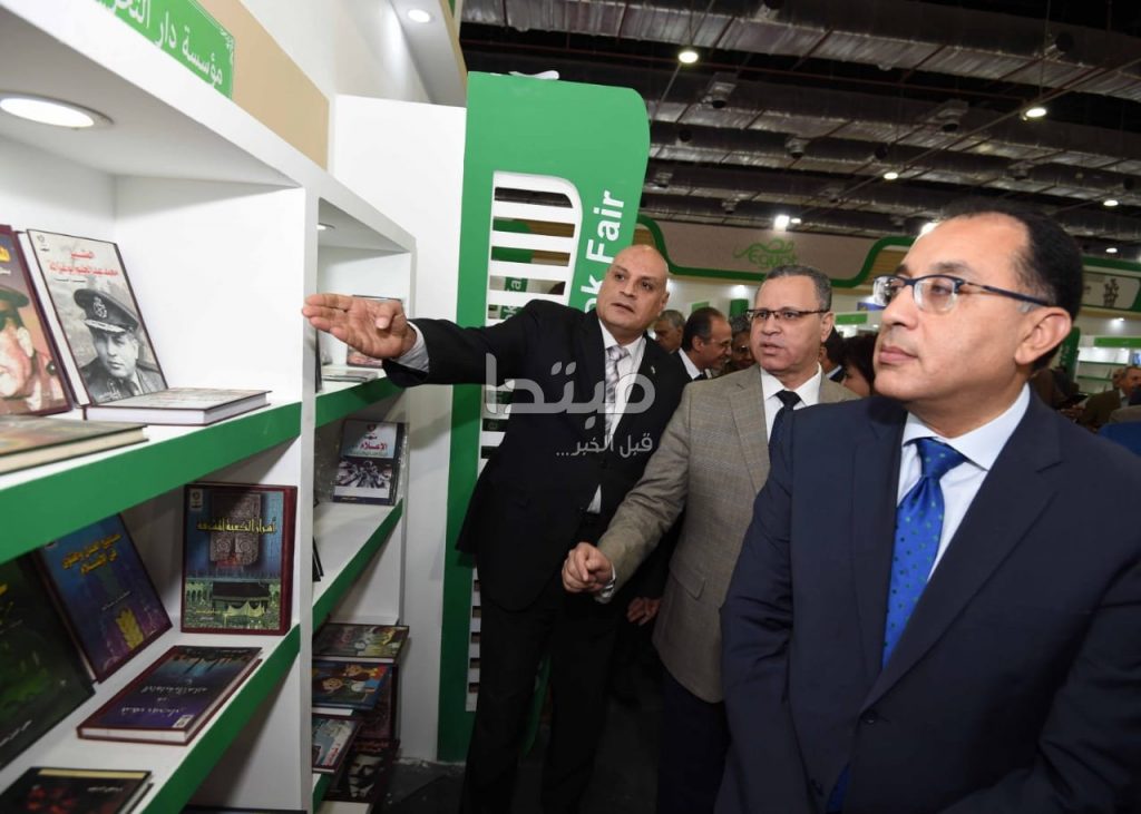 رئيس الوزراء يتفقد أجنحة معرض القاهرة الدولي للكتاب ....... إضافة أولى وأخيرة 1 157970630941706111944