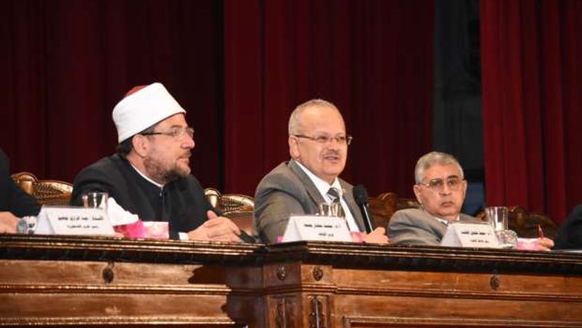 رئيس جامعة القاهرة: نشارك بقوة في المناسبات الثقافية والأدبية المحلية والدولية 1 188347609915207890161706524085