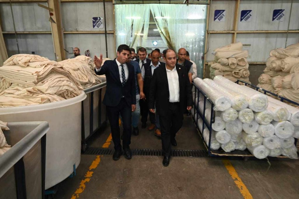 وزير التجارة يقوم بجولة تفقدية بالمنطقة الصناعية في العبور 1 19 2023 638296967105764551 5761706373428