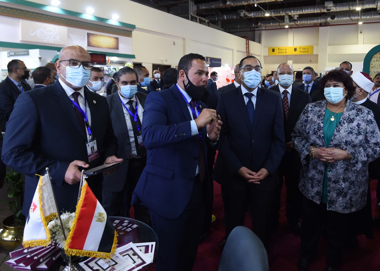 رئيس الوزراء يتفقد جناح "مركز المعلومات ودعم اتخاذ القرار" بمعرض القاهرة الدولي للكتاب 1 2 11706114463