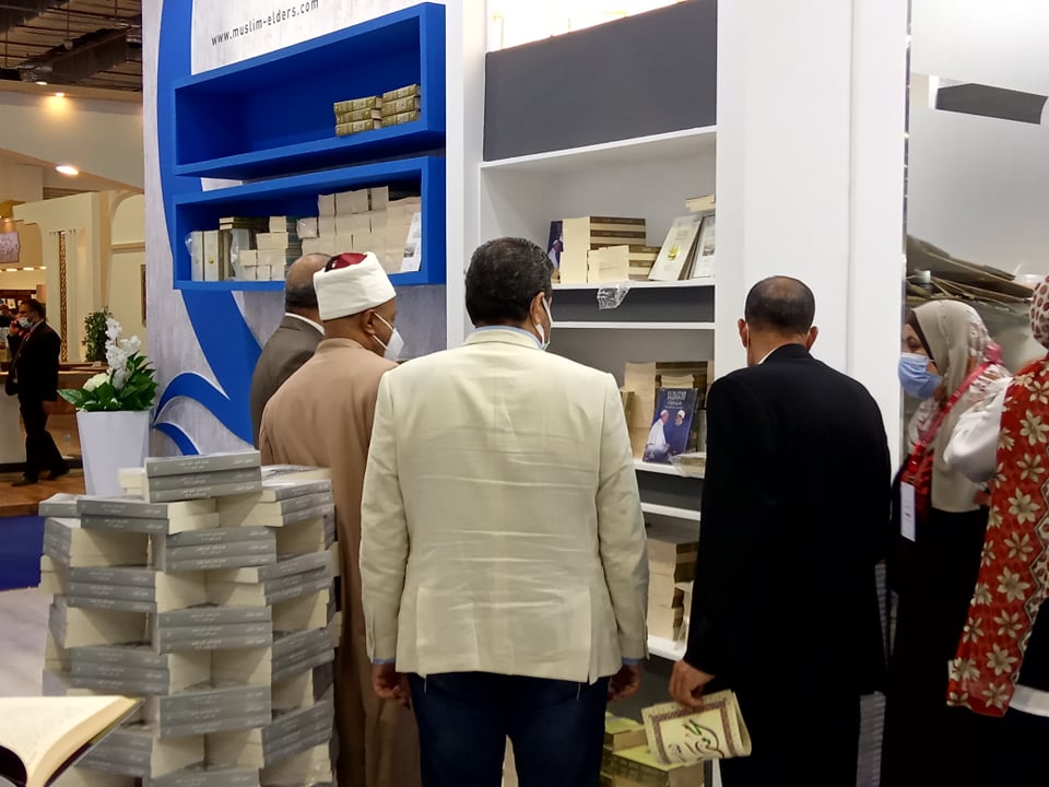 رئيس جامعة الأزهر يزور جناح مجلس حكماء المسلمين بمعرض القاهرة الدولي للكتاب 2024 1 2021 637611909467050413 7051706369523