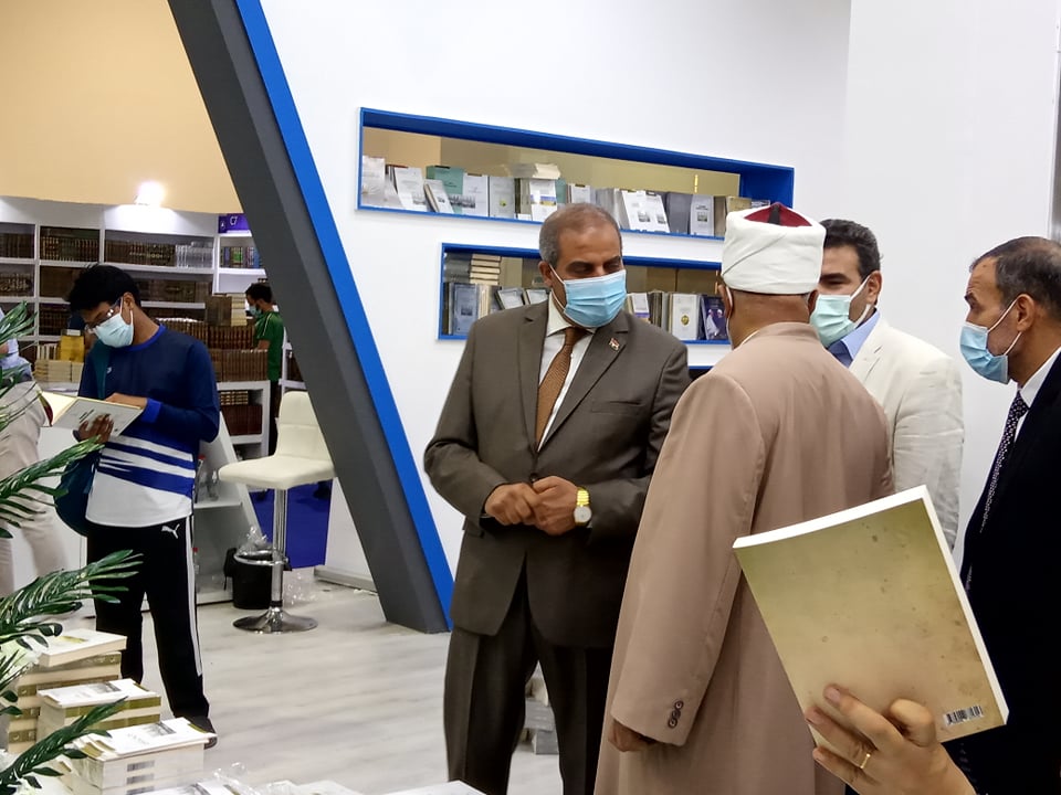 وكيل الأزهر الشريف ووفد أزهري يزورون جناح مجلس حكماء المسلمين بمعرض القاهرة الدولي للكتاب 1 2021 637611909629576986 9571706121243