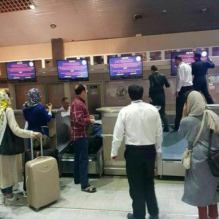 اختراق شاشات صالات الوصول والسفر بمطار بيروت وعرض رسالة تطالب بعدم الحرب 1 2221704648723