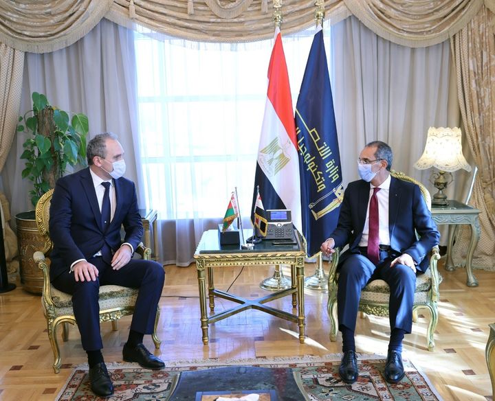 وزير الاتصالات يبحث مع سفيرة الولايات المتحدة الأمريكية بالقاهرة سبل تعزيز التعاون المشترك 1 230721704279963