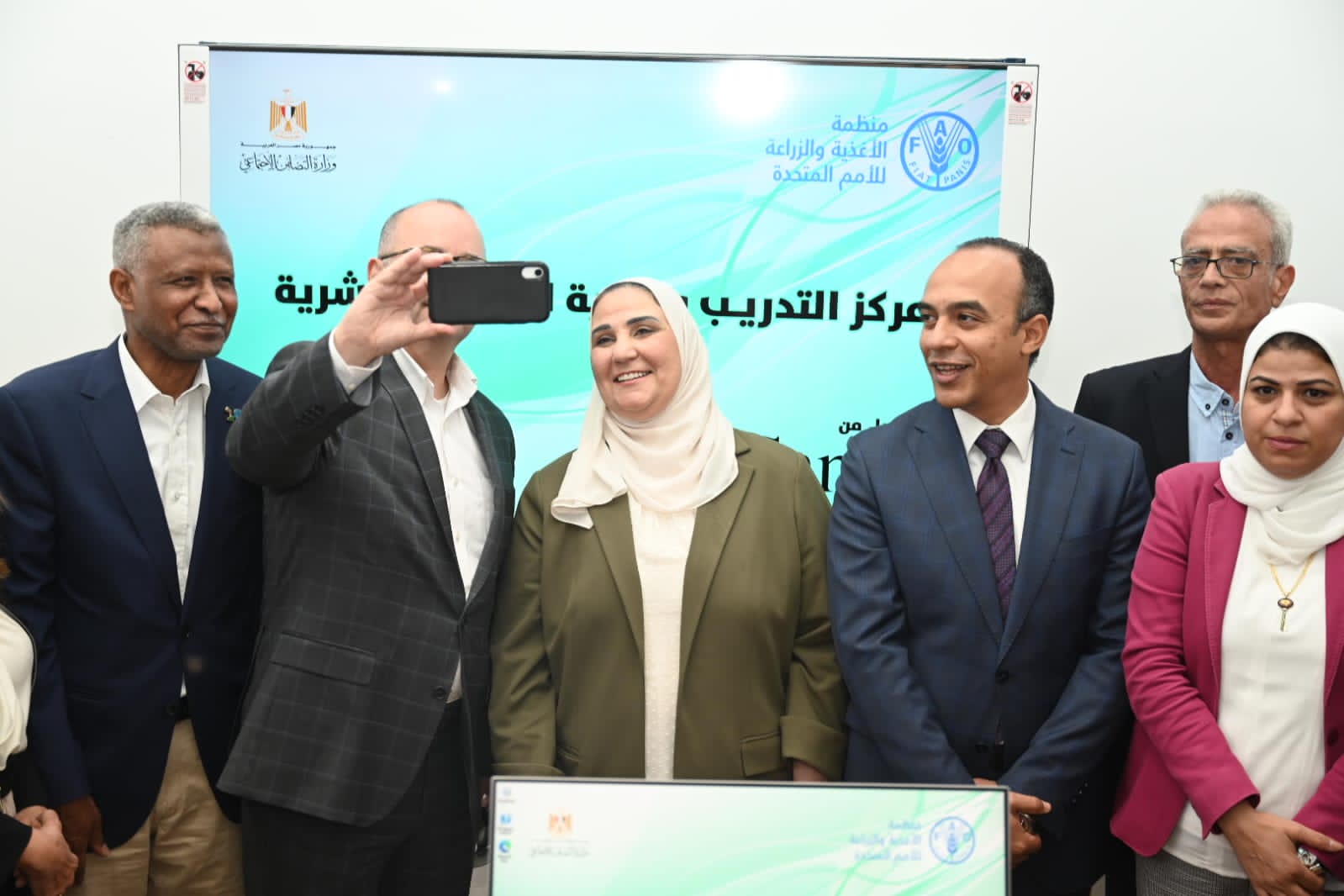 وزيرة التضامن تستعرض منظومة الموارد البشرية الجديدة ومعايير تقويم الأداء بهدف الارتقاء بمرتكزات العمل بديوان عام الوزارة والمديريات 1 9191704285664