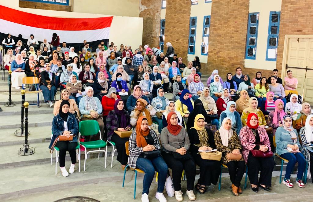 مدير تعليم الإسكندرية: تنظيم ورش عمل تدريب وتنمية قدرات المعلمين الجدد في وظيفة "معلم فصل" 1 9211706458925