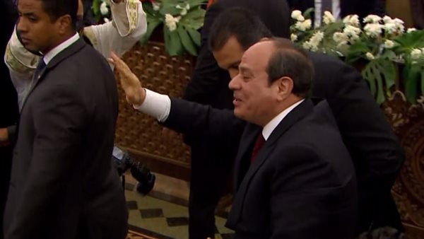 الرئيس السيسي يغادر كاتدرائية "ميلاد المسيح" بعد تھنئة البابا تواضروس والأقباط بعيد الميلاد المجيد 1 9971704567783
