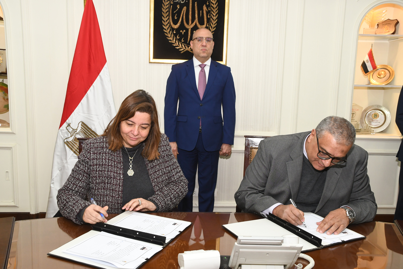 وزير الإسكان يشهد توقيع بروتوكولات بين الشركات الوطنية والعالمية العاملة في مجال إنتاج مستلزمات مشروعات المياه 1 DSC 38931705059783