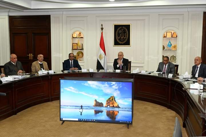 وزير الإسكان يتابع سير العمل بمحطة تنقية مياه الشرب بإمبابة في الجيزة 1 FB IMG 16728183622101704202383
