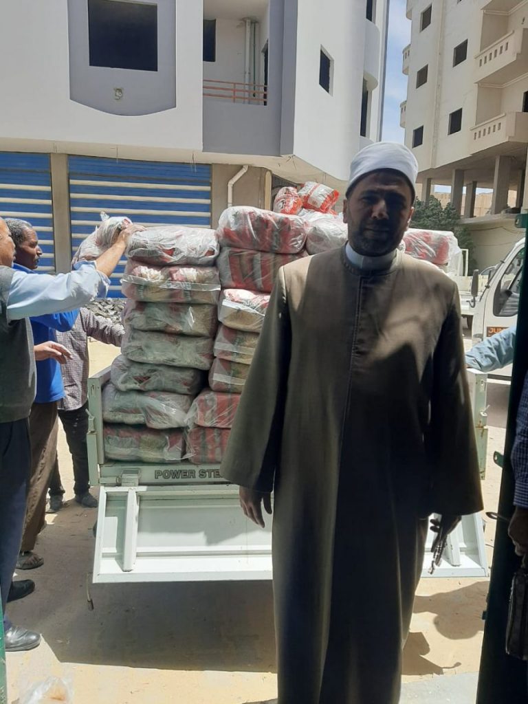 توزيع ألفي شنطة مواد غذائية من "الأوقاف" على الأسر الأولى بالرعاية بالبحر الأحمر 1 IMG 20230405 WA00701705838765