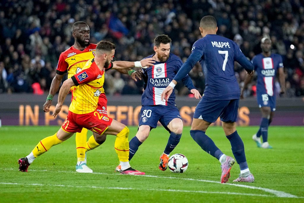 باريس سان جيرمان يفوز على لانس 2-0 في الدوري الفرنسي 1 PSG Lens scaled1705270684
