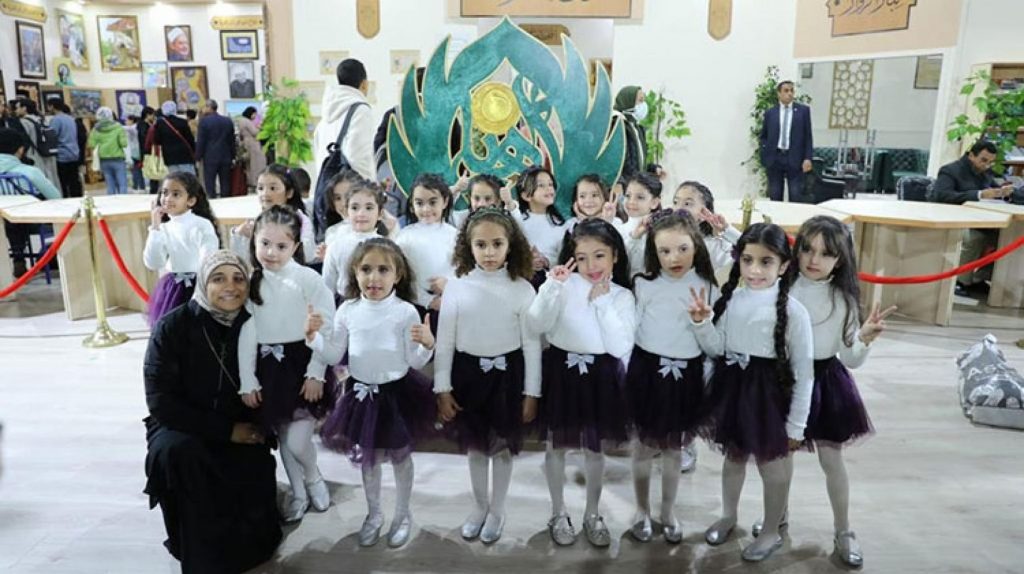 دعما للقضية الفلسطينية.. براعم الأزهر يبهرون رواد معرض الكتاب بالعروض الفنية الداعمة للقضية الفلسطينية 1 elaosboa152741706193066