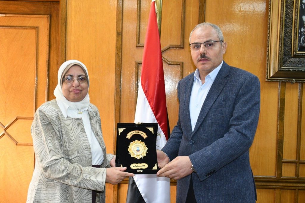 جامعة قناة السويس: جائزة "العطاء والوفاء" تعد تكريما للأساتذة الجامعيين لمساهمتهم العلمية والمجتمعية 1 elaosboa609321704368823