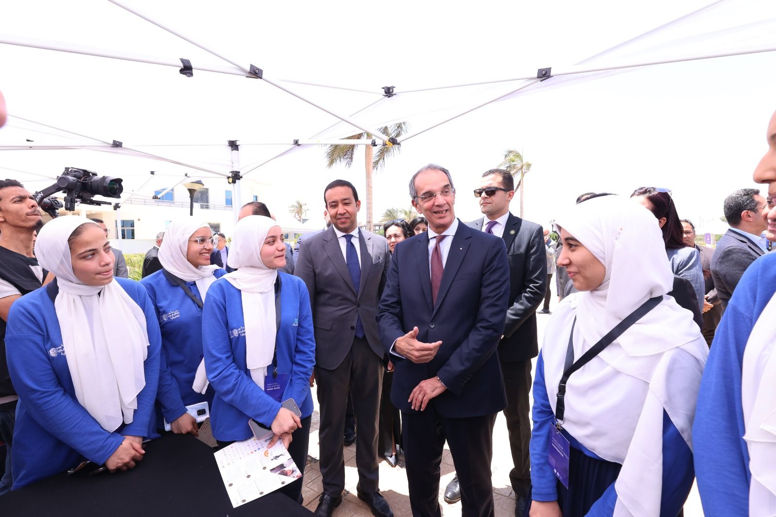 وزير الاتصالات ومحافظ أسيوط يفتتحان مدرسة WE للتكنولوجيا التطبيقية بمدينة أسيوط الجديدة 1 fc16b2e2631705260843