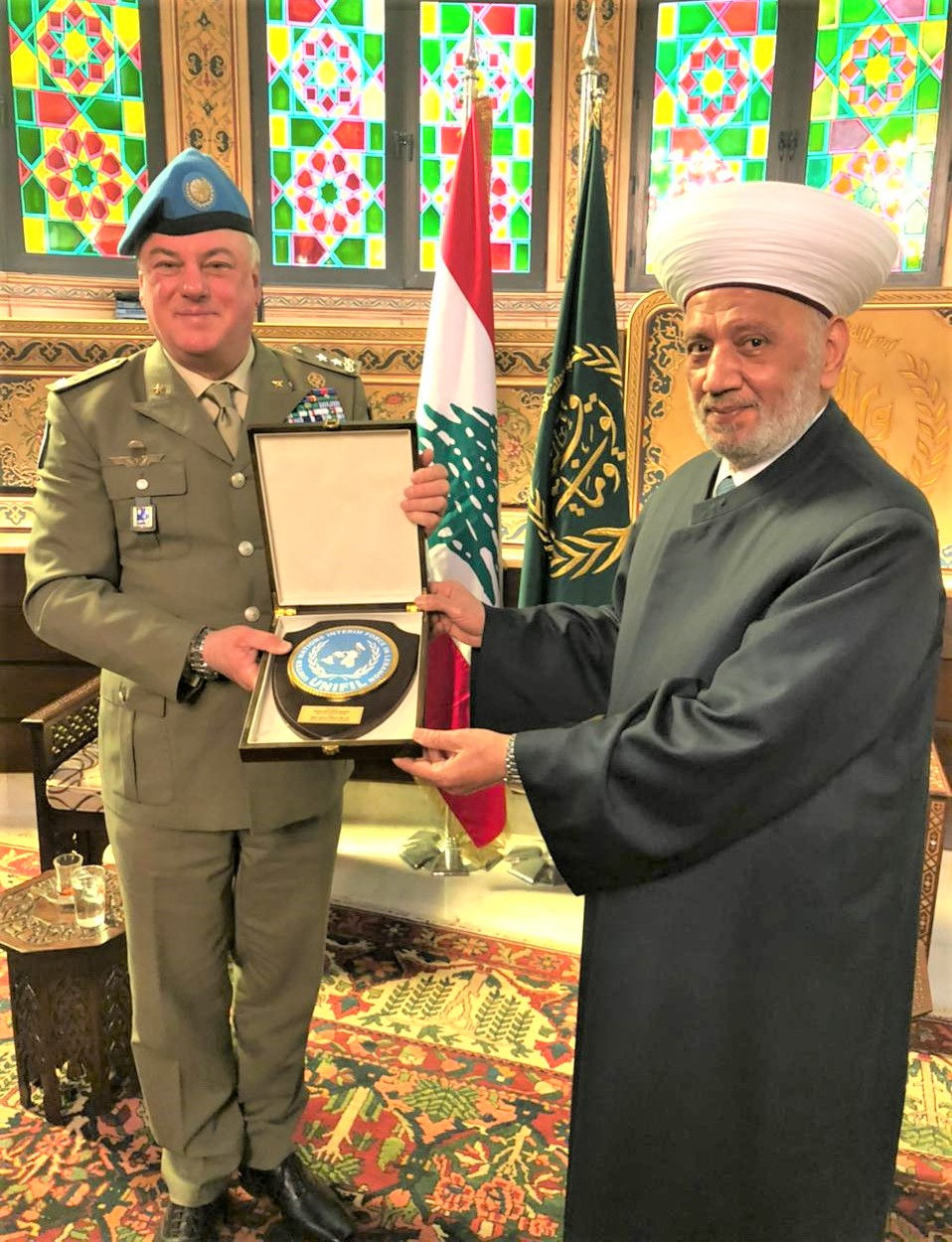 مفتي الجمهورية: نؤيد بكل قوة مواقف القيادة السياسية الشجاعة في دعم الدول العربية الشقيقة 1 المفتي دريان مع قائد قوات اليونيفيل 23 2 2022م1705925703