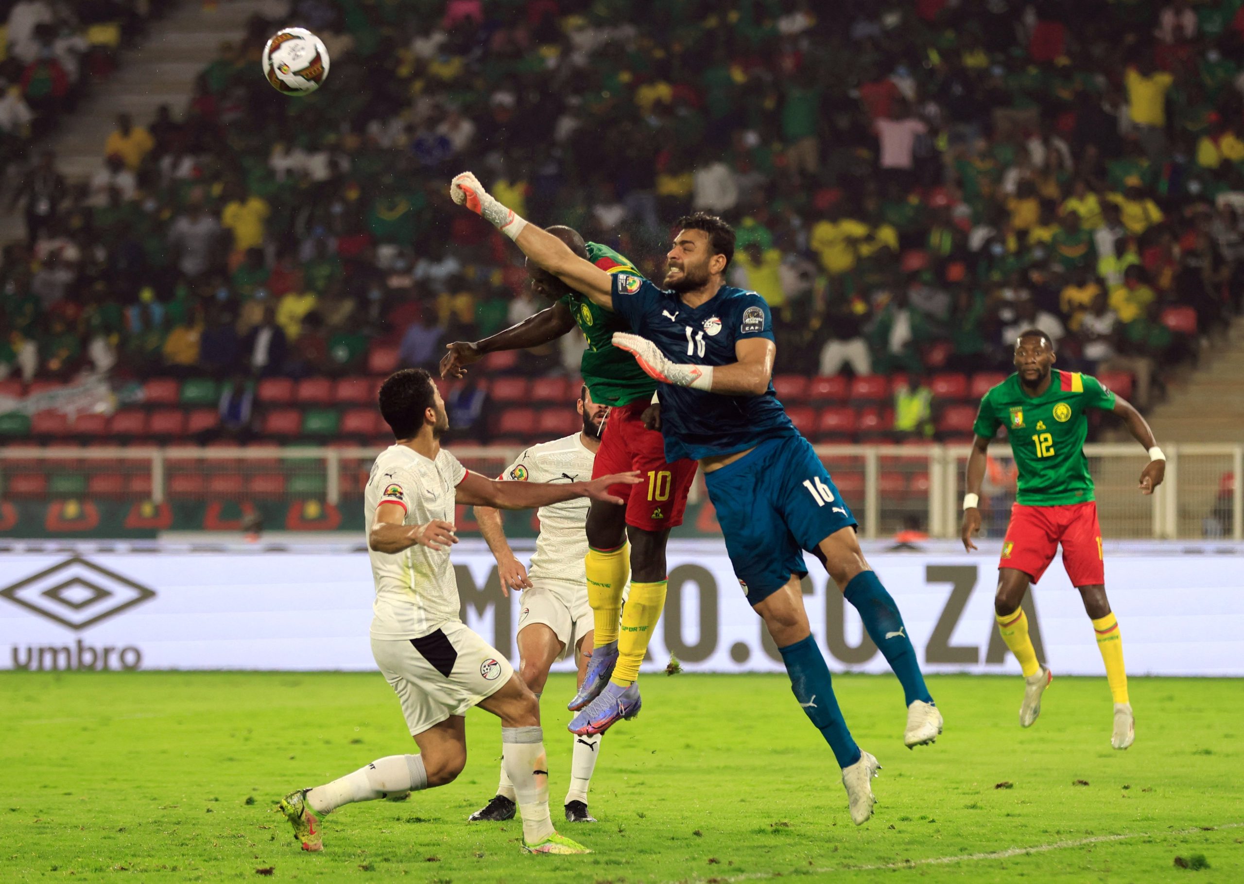 منتخب مصر يفوز على الكاميرون 35ـ16 ويتصدر المجموعة الثانية في بطولة إفريقيا لكرة اليد 1 تألق الحارس محمد أبو جبل في مباراة منتحب مصر أمام المستضيف الكاميرون في بطولة أمم أفريقيا scaled1705860726