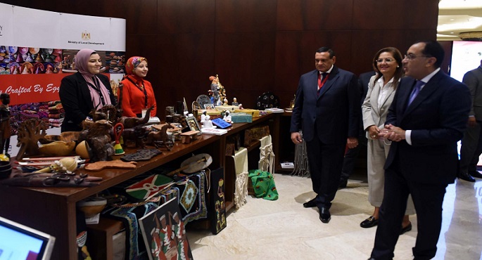 رئيس الوزراء يتفقد معرض "أيادي مصر" بمحافظة أسوان ويستمع لإنجازات هذا المشروع القومي 1 رئيس الوزراء يتفقد معرض أيادي مصرية1705777744