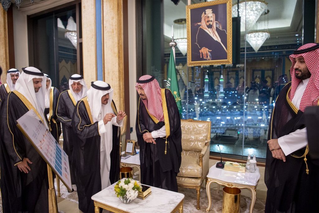 صحيفة سعودية: المملكة تضع خدمة ضيوف الرحمن في صدارة أولوياتها على مدار الساعة 1 خادم الحرمين الشريفين 1 11707895443