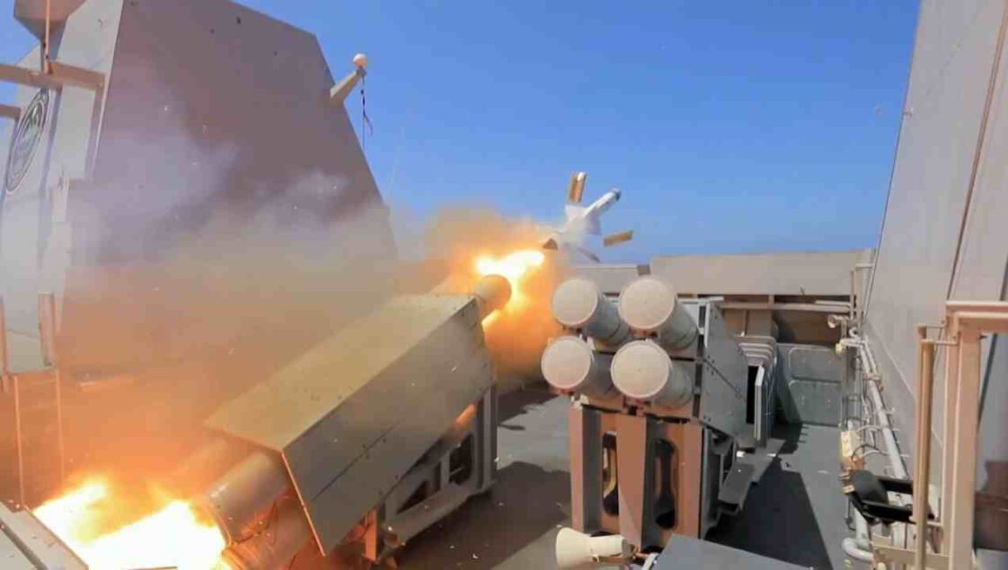 لحظة إطلاق صاروخ سطح سطح MM40 إكزوسيت بلوك 3 المضاد للسفن من فرقاطة الصواريخ الموجهة الشبحية المصرية الثقيلة تحيا مصر 1