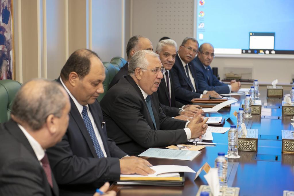 وزيرا الزراعة والتخطيط يتابعان الموقف التنفيذي لبرنامج الإصلاحات الهيكلية في القطاع الزراعي 1 وزير الزراعة في اجتماع مع وزير الانتاج الحربي1707566103