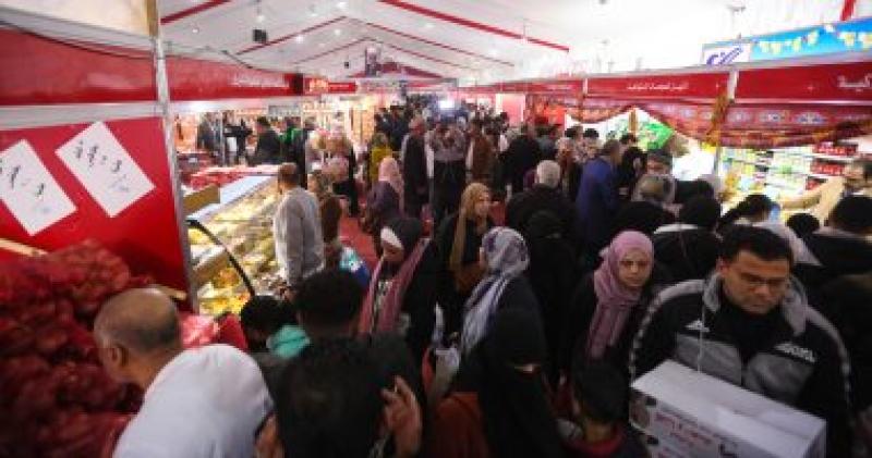 بتخفيضات تصل إلى 25%.. محافظ الجيزة يفتتح "أهلا رمضان" بحى العمرانية 1 10539191708786323
