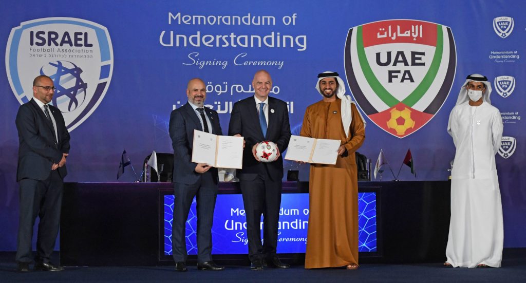 اتحاد الإمارات لكرة القدم والفيفا يبحثان عددا من ملفات تطوير اللعبة 1 14 12 20 2631494041708625103