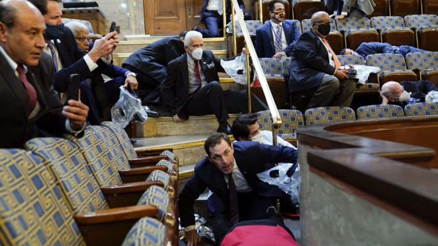 الشرطة الأمريكية: مقتل فرد سلاح الجو بعد إضرامه النار في نفسه أمام سفارة إسرائيل بواشنطن 1 1610001177 media1708959427