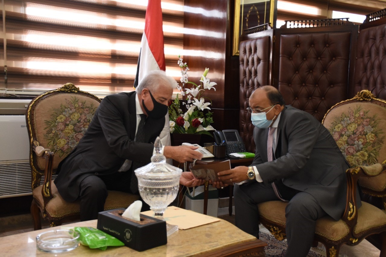 وزير التنمية المحلية ومحافظ جنوب سيناء يتفقدان سيارة المركز التكنولوجي المتنقلة لتقديم الخدمات للمواطنين 1 19 2021 637653096790898116 891708807686