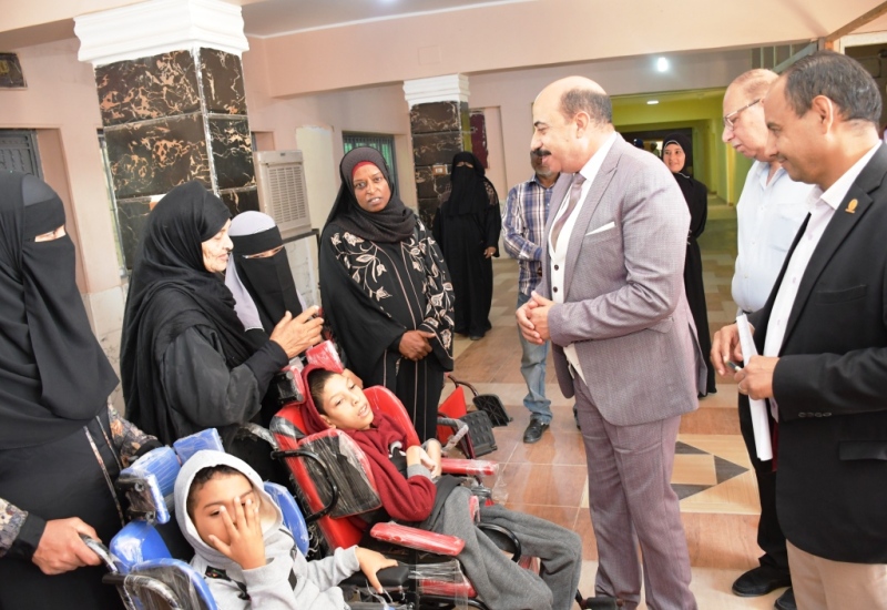 محافظ أسوان يتفقد القافلة الطبية المجانية للأطراف الصناعية بمركز التأهيل الإجتماعى الشامل 1 19 2022 638059340508425768 8421707928026