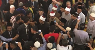 مفتي الجمهورية يؤمُّ المصلين في صلاة الجمعة بمسجد "السلطان" أقدم مساجد سنغافورة 1 2018050411142514251706886303