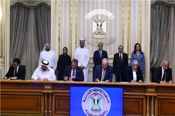 رئيس الوزراء يشهد توقيع شهادة التسليم والتسلُم الخاصة بمشروع مركز تجميع وتكامل واختبار الأقمار الصناعية 1 202204241655136521709131025